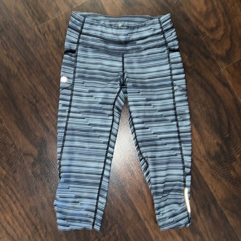 New Athleta Black Gray Striped Pockets Reflective Crop Leggings Sz